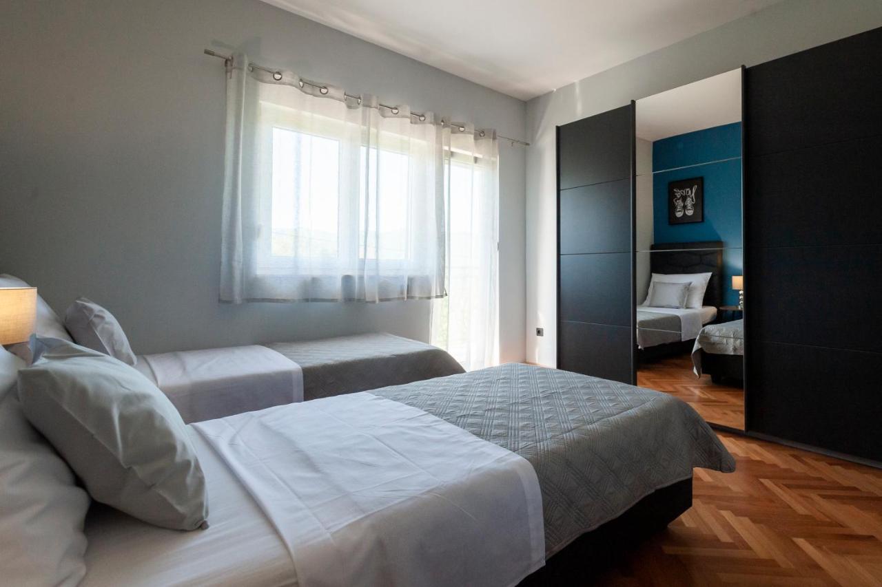 Villa Latica Dicmo Екстер'єр фото