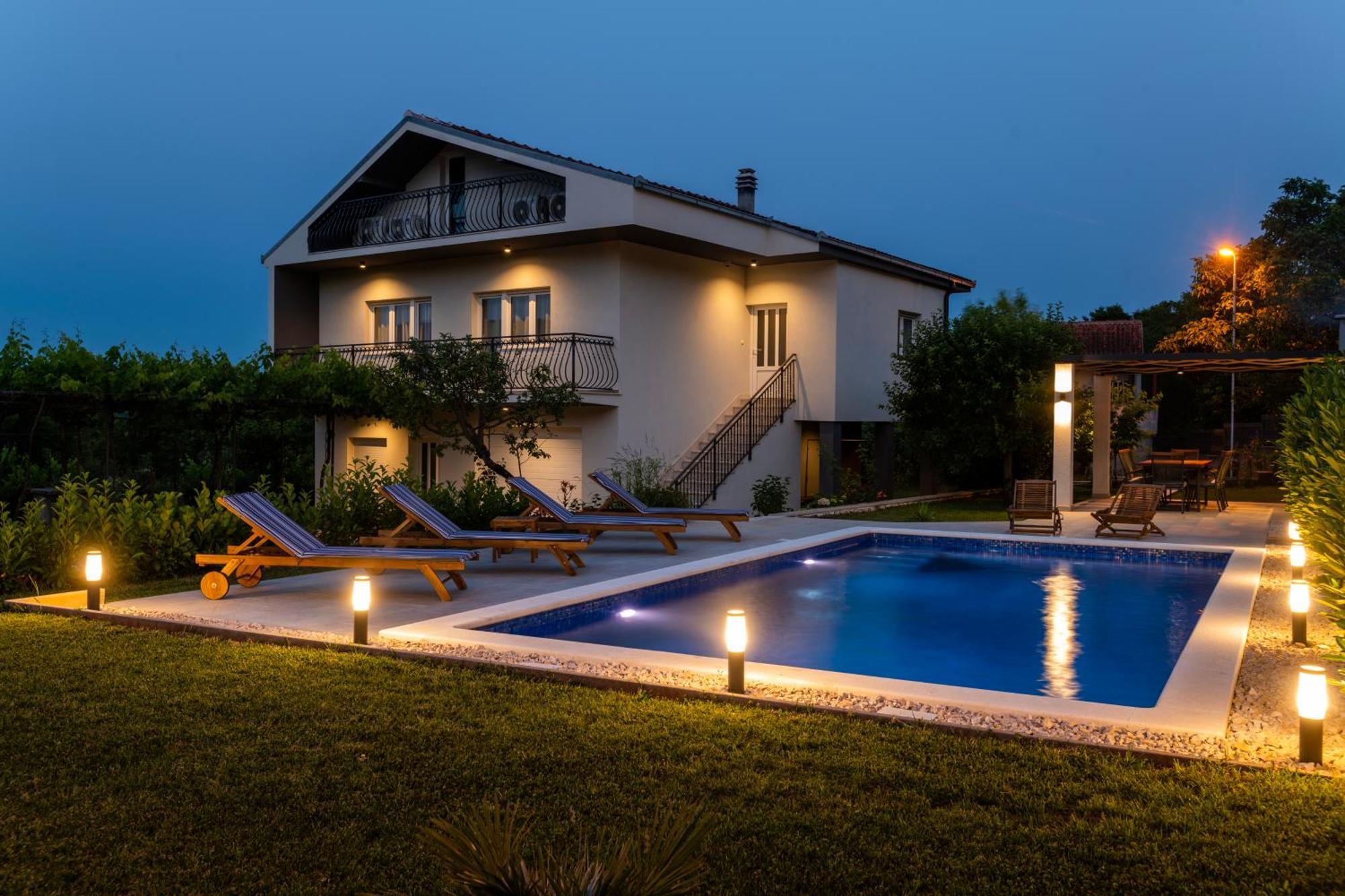 Villa Latica Dicmo Екстер'єр фото