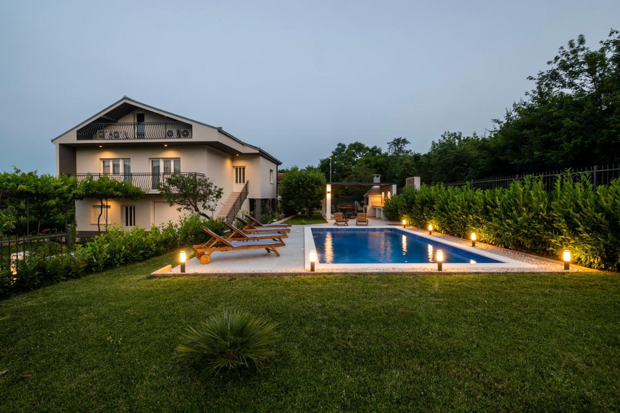 Villa Latica Dicmo Екстер'єр фото