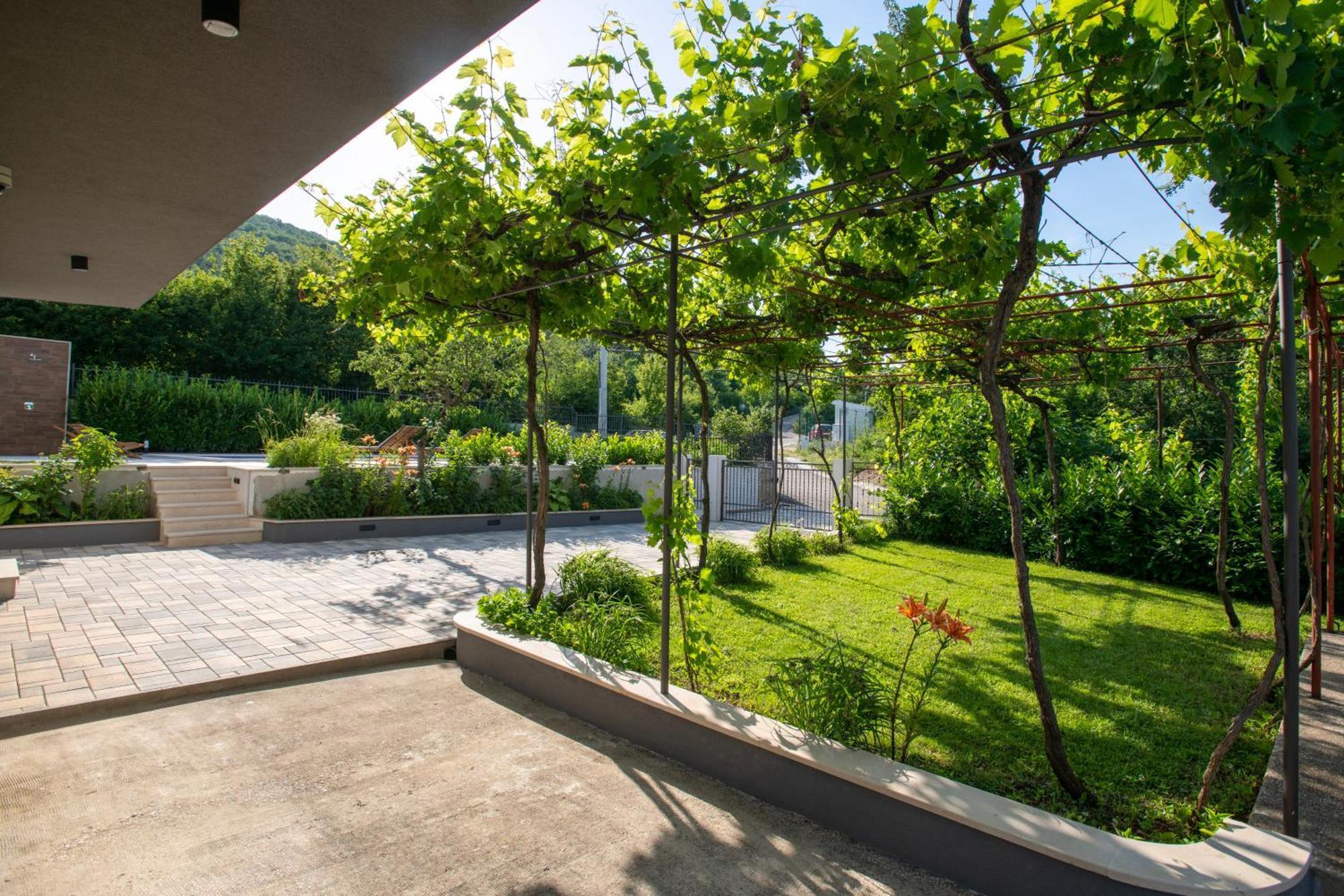 Villa Latica Dicmo Екстер'єр фото