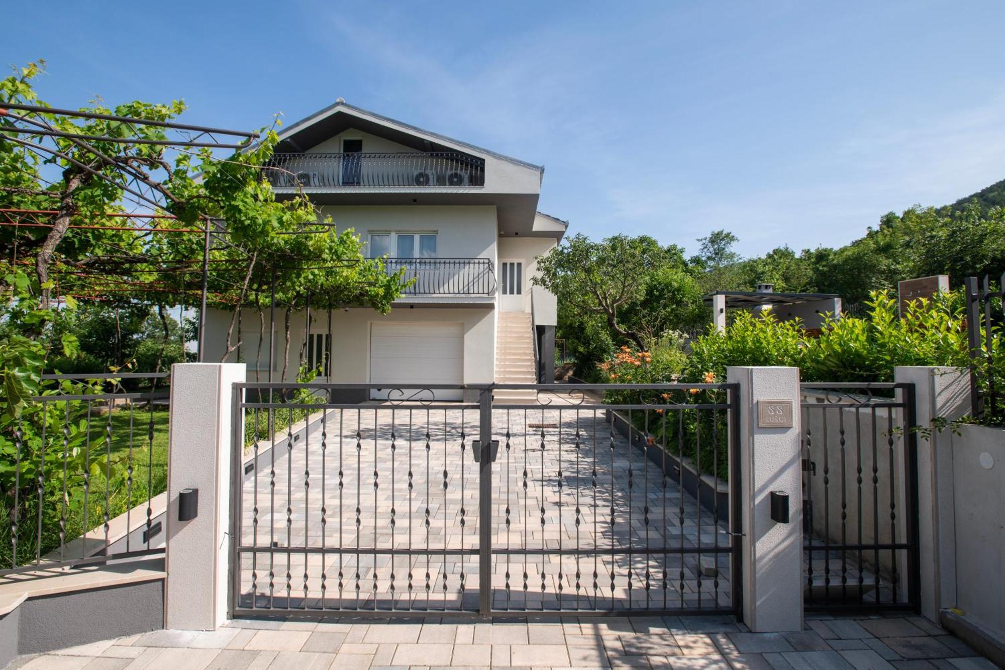 Villa Latica Dicmo Екстер'єр фото